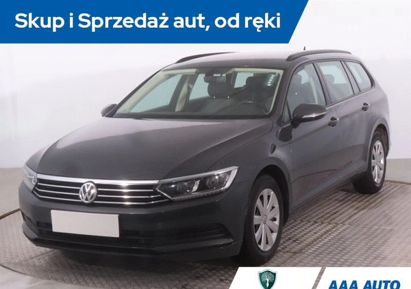 Volkswagen Passat cena 45000 przebieg: 228492, rok produkcji 2015 z Chełmża małe 254